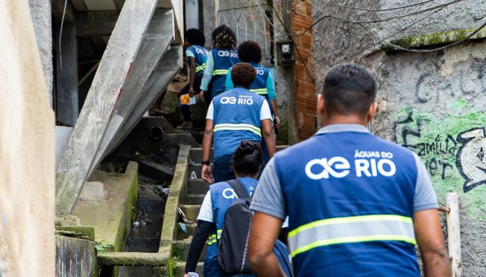 Águas do Rio oferece oportunidade de emprego para moradores da comunidade da Maré. — Foto: Di...