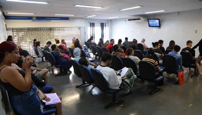 A fila por benefícios do INSS (Instituto Nacional do Seguro Social) bateu novo recorde e super...