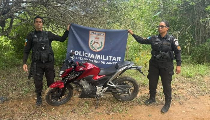 Moradores relataram que criminosos teriam deixado a motocicleta em meio à vegetação densa. Foto: Divulgação PM