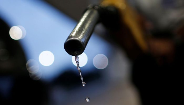 Bomba de abastecimento de gasolina em posto de combustíveis  • REUTERS