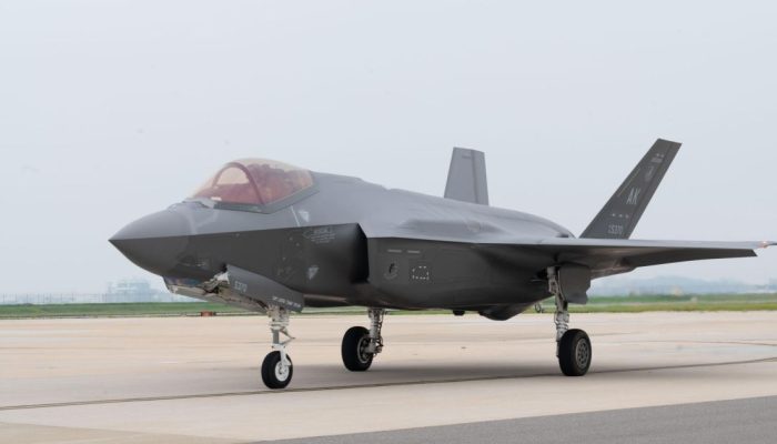 Um caça da Força Aérea dos EUA  • Senior Airman Akeem K. Campbell