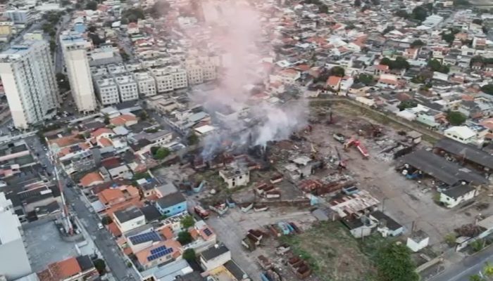 Incêndio atingiu centro de reciclagem em São Gonçalo — Foto: Felipe Lima/Arquivo Pessoal