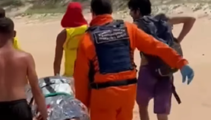 Socorristas carregam Fabiana Lenz, que sofreu ataque de capivara na Praia da Lagoinha do Leste, e...