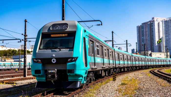 Trem da Linha 9 sofre 'desalinhamento', e passageiros caminham nos trilhos em SP