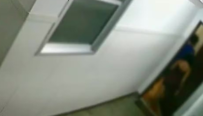 Câmeras de segurança flagraram menor e vítima entrando em apartamento, em Copacabana