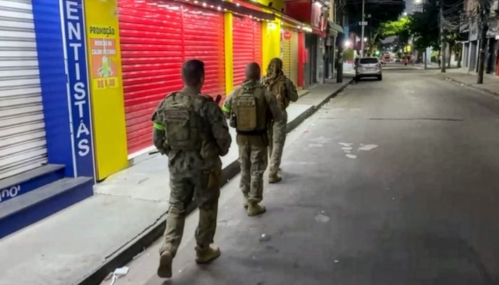 Os policiais na Gardênia Azul — Foto: Governo do Estado/Divulgação