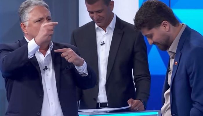 garotinho-leitinho-feliz