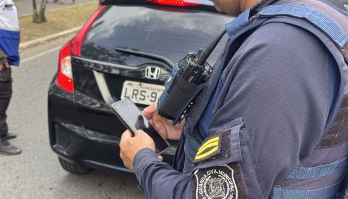 Até o momento, os veículos notificados estão recebendo as autuações afixadas nos para-brisas...