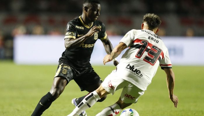 Hinestroza tenta jogada em partida do Atlético Nacional contra o São Paulo pela Libertadores  ...