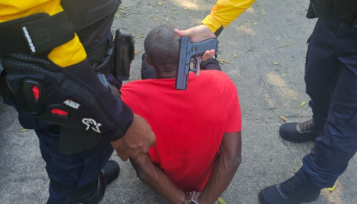 Suspeito usava simulacro para coagir vítimas a transferir dinheiro via Pix - Foto: Divulgação/...