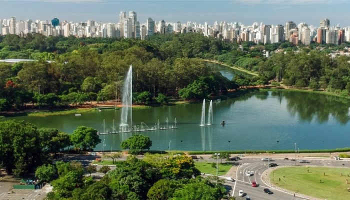 Em dias quentes, consulte a previsão do tempo e beba água para se manter hidratado