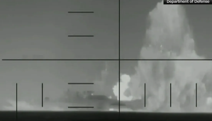 Estados Unidos divulgam vídeo do momento em que torpedo de submarino americano atinge navio de g...