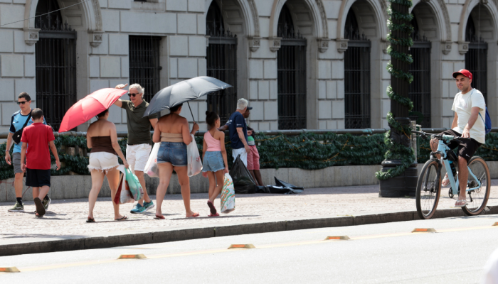 São Paulo (SP), 27/12/2025 - Pessoas na rua durante forte onda de calor
