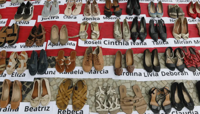 Protesto com pares de sapato representando mulheres vítimas de feminicídio, em Copacabana, no D...