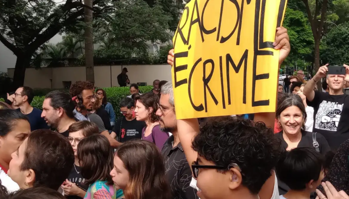 Uma semana após o caso, estudantes e professores da instituição realizaram um protesto no shop...
