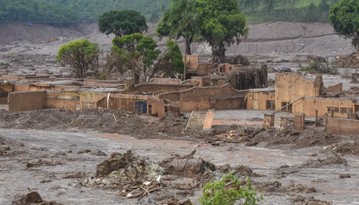 Outras comunidades afetadas foram Paracatu de Baixo, Paracatu de Cima, Pedras, Águas Claras e Ca...