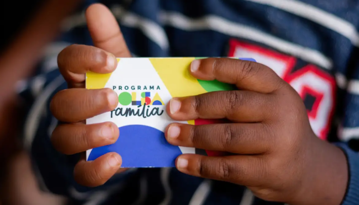 O principal objetivo do Programa Bolsa Família é a redução da pobreza e da extrema pobreza no...