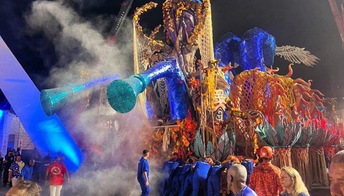 Carro da Acadêmicos de Niterói bloqueia passagem da Imperatriz — Foto: Fernanda Alves / Agên...