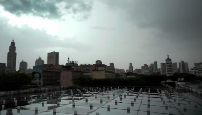 Chuva começa a se formar no centro do Rio — Foto: Fabiano Rocha / Agência O Globo