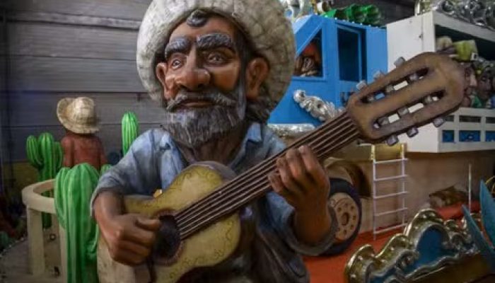 carro alegórico da Acadêmicos de Niterói para o desfile sobre o presidente Lula — Foto: Guit...