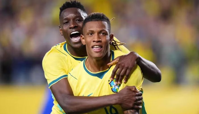 Danilo, abraçado por Luiz Henrique, abriu placar em Brasil x Croácia — Foto: Rich Storry / AFP
