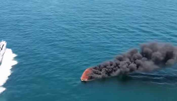 Lancha pega fogo no mar de Angra dos Reis