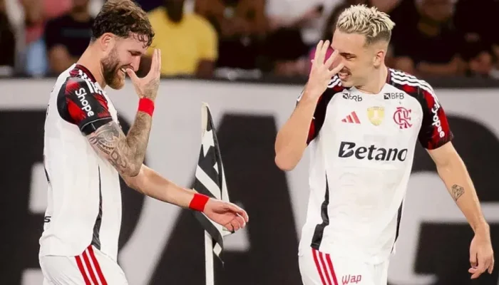 Léo Pereira (esquerda) fez golaço e pode ser chamado para a Seleção Brasileira.  • Adriano...