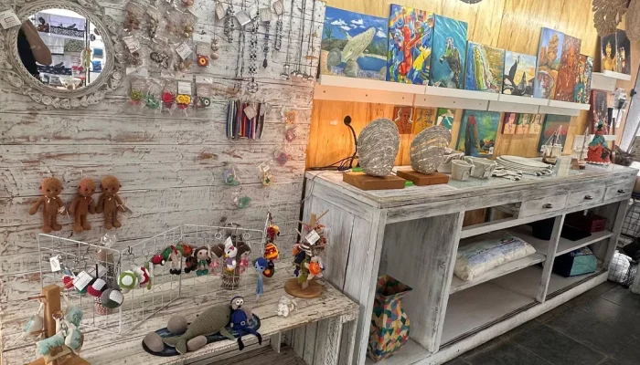 Podem participar artesãos com idade mínima de 18 anos e que comprovem residência em Rio das Ostras há pelo menos dois anos.