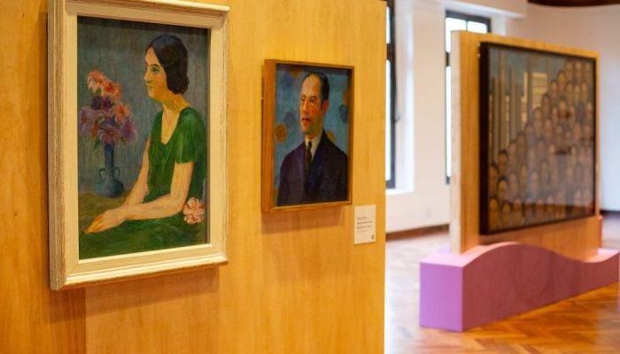 trajetória da artista, a exposição conta com seis obras que estiveram em Paris, na França, e ...