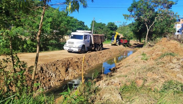 melhoria-da-drenagem-segue-como-prioridade-saae-da-continuidade-ao-trabalho-de-limpeza-de-rios-e-canais-de-medeiros-do-serramar-e-nova-cidade-alem-do-rio-jundia-foto-divulgacao
