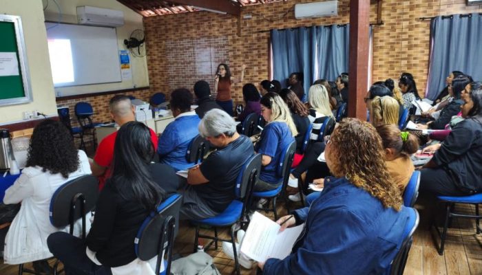 municipio-promove-oficina-de-comunicacao-nao-violenta-participantes-atentos-durante-a-oficina-de-comunicacao-nao-violenta