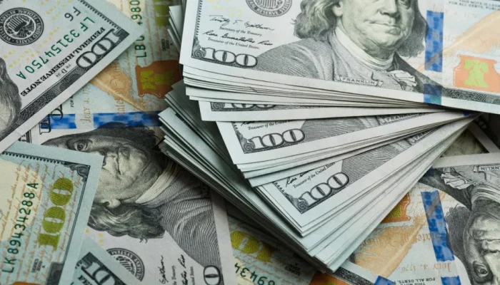 DÃ³lar fecha em alta e Bolsa cai, com 'prÃ©via' do PIB e expectativa sobre juros dos EUA no r...