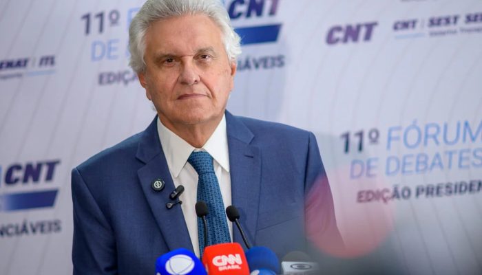 o-candidato-a-presidencia-ronaldo-caiado-acompanhado-do-seu-vice-gilberto-kassab-participam-do-debate-na-confederacao-nacional-do-transporte-cnt-metropoles2-1-scaled-1