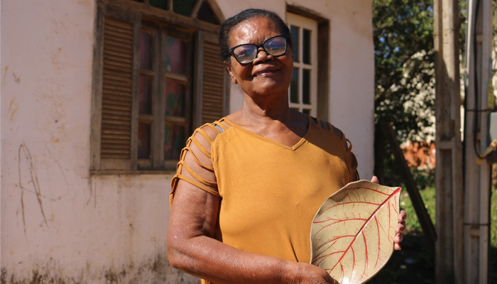 participante-do-projeto-somos-divas-na-luz-do-candeeiro-landina-maria-do-quilombo-de-maria-joaquina-produz-diversas-pecas-em-ceramica.-foto-prolagos