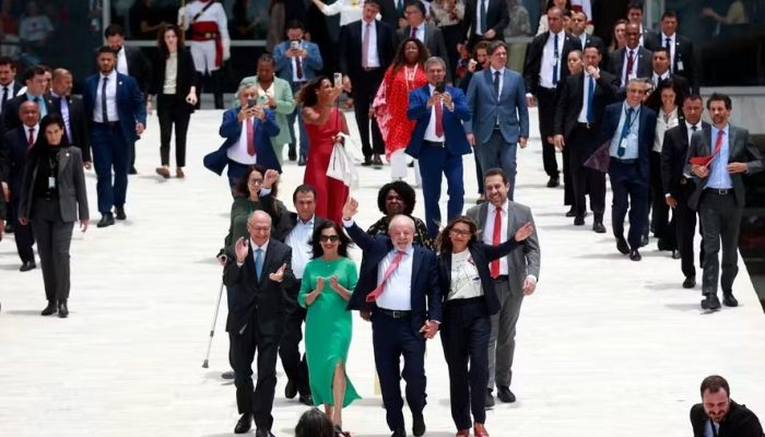 Lula desce a rampa do Planalto ao lado de ministros durante evento sobre os três anos de atos do...