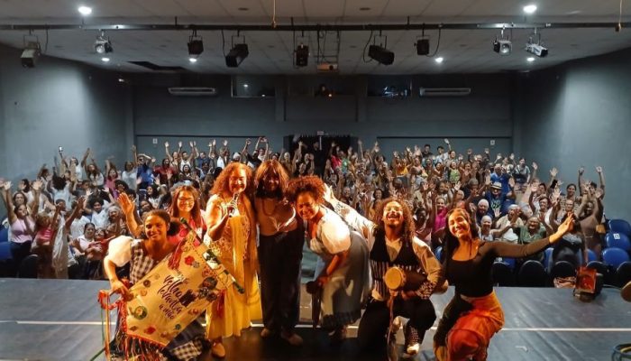 prefeitura-promove-saude-do-idoso-com-cuidado-arte-integracao-e-afeto-mais-de-140-idosos-da-saude-do-idoso-foram-ao-teatro-como-parte-das-atividades-foto-lilian-vieira