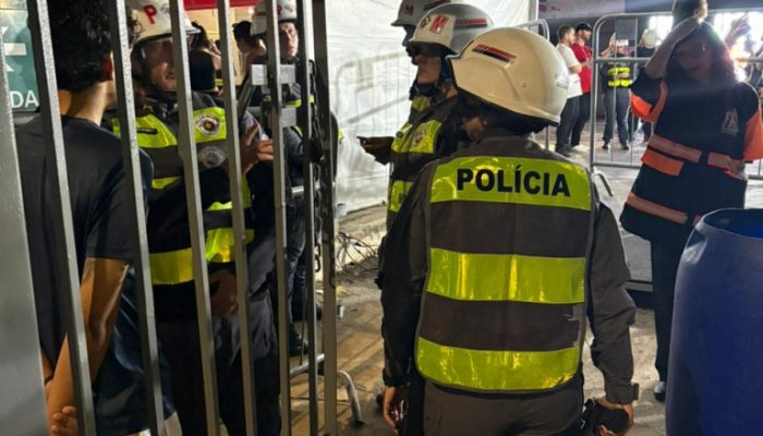 Policiais realizam abordagem na entrada do Sambódromo do Anhembi