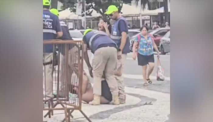 Professor é agredido e derrubado por agentes da Seop, na Praia de Copacabana — Foto: Foto do l...