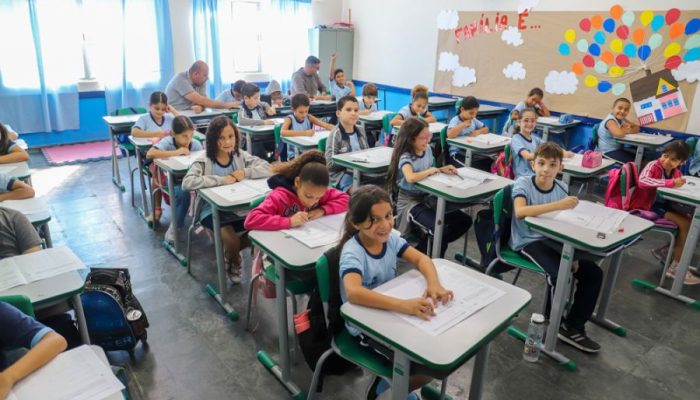 Procedimento é destinado aos alunos que querem permanecer na Rede Municipal de Ensino no Ano Let...