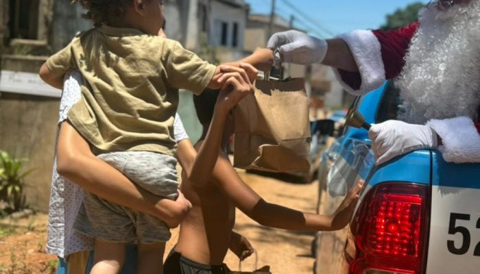 O sorriso das crianças anunciou que aquele não era um dia comum na comunidade do Âncora, em Rio das Ostras.