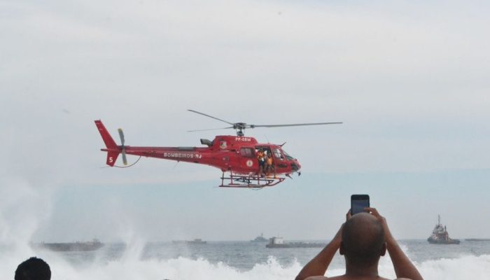 Uma pessoa se afogou na praia de Copacabana, na zona sul da cidade do Rio de Janeiro (RJ), nesta ...