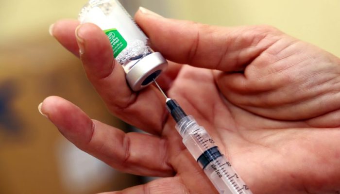 rio-das-ostras-continua-imunizando-publico-alvo-contra-a-gripe-vacinacao-influenza-seringa-foto-celso-avila-3