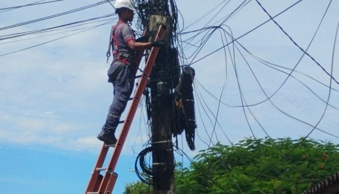 rio-das-ostras-inicia-operacao-para-retirar-fios-obsoletos-de-postes-operacao-sera-continuada-para-retirada-de-fiacao-obsoleta-5