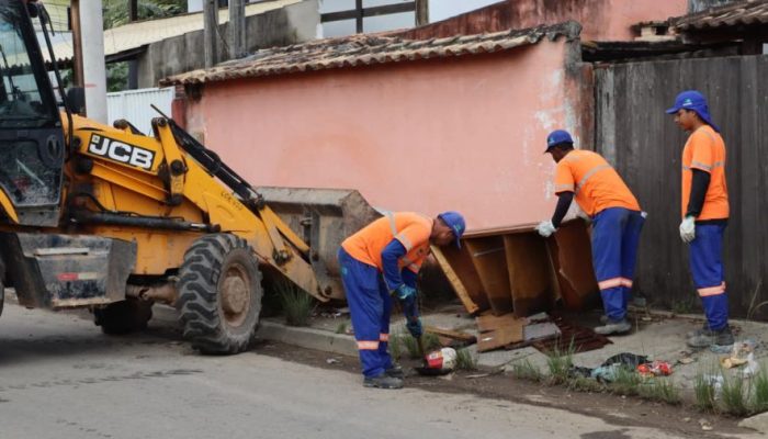 Mutirão está recolhendo móveis e materiais inservíveis que foram danificados Foto: Eduardo Yoshi