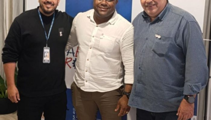 O presidente da Aero, Almir Correia (no meio), recebeu Vinícius Cupertino e Mário Max Foto: Div...