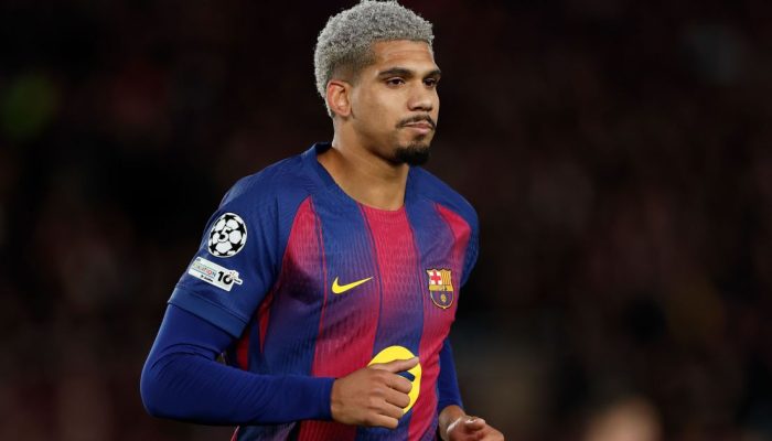 Ronald Araujo em jogo do Barcelona na Champions League  • Foto: David Ramirez/Soccrates/Getty ...