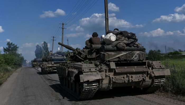 Coluna de tanques do exército ucraniano em uma estrada perto de Lysychansk, em 19 de junho de 20...
