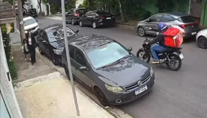 Foto mostra a jornalista Maria Prata sendo assaltada em São Paulo