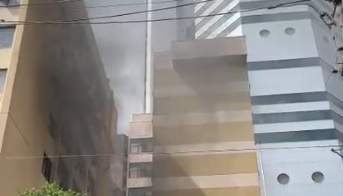 O Corpo de Bombeiros informou pela rede social X que o fogo começou por volta das 14h10