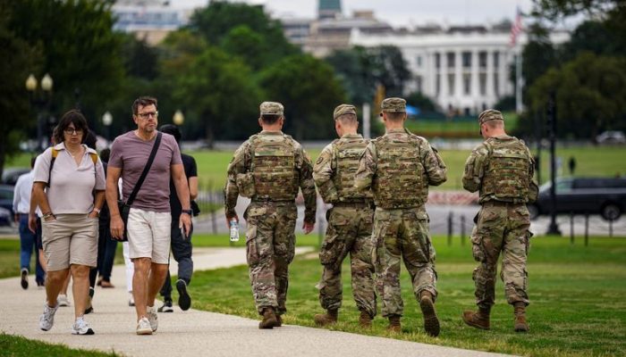 Repressão ao crime por Trump envia tropas a locais mais seguros de Washington  • Membros da G...